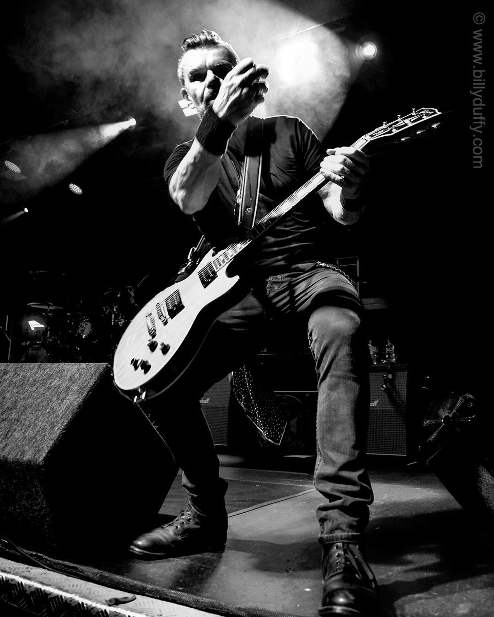 TheBillyDuffy's tweet photo. Looking forward to when I can get back to playing live again…
#billyduffy #billyduffyofficial #gibson #woody #lespaul #woodfronted #ronno #mickronson #ernieballstrings #smithsstraps
📸 @mickpeek https://t.co/ur77cs5VEl