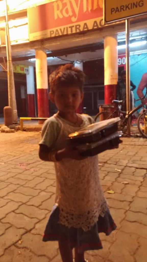 savechildbeggar's tweet photo. . @M_Lekhi deedi cannaught place , mandi house , Barakamba road dinner Distribution drive over. Our team checked every nook and corner and made sure  nobody sleeps with hunger.   #savechildbeggar https://t.co/D4GIdEK7Vx
