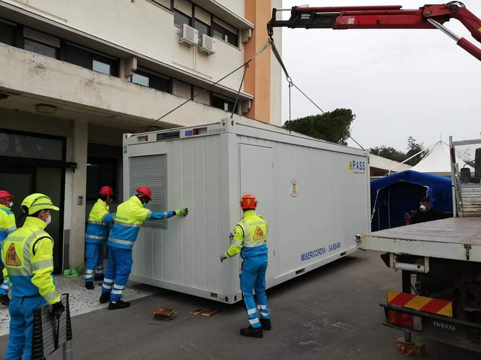 #Coronavirus Allestiscono tende, assicurano sorveglianza sanitaria, assistono le persone, consegnano la spesa. I tempi ci impongono la distanza ma i 13 mila volontari di #protezionecivile ci raccontano il senso dello stare accanto agli altri

📸 CRI-FI Anpas Cisom Misericordie