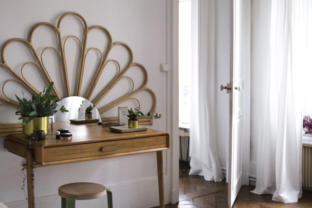 [ DIY ] Une coiffeuse à partir d’une tête de lit en rotin ladelicateparenthese.com/diy/diy-une-co…