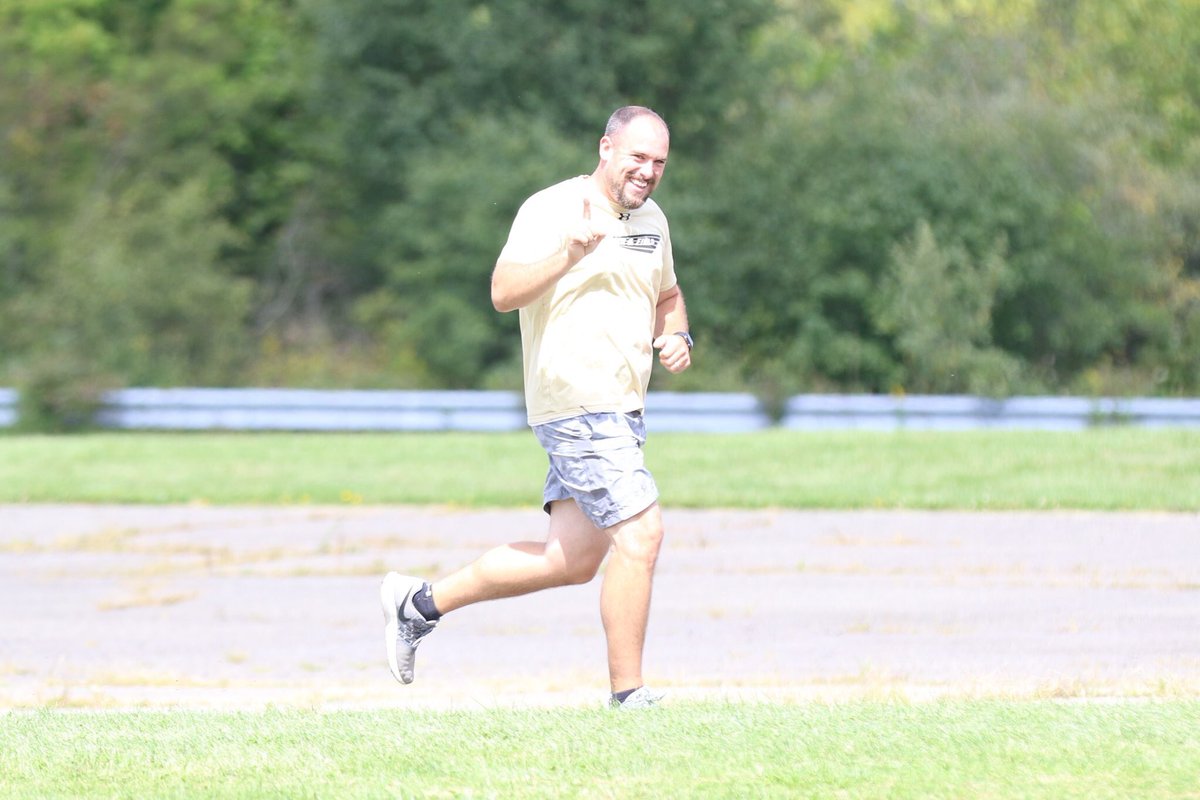 raceinprogress's tweet photo. @CoachMelanson @coachdemay @derocco48 @CoachSweeneyXC @Coach_Chris21 @CoachCaf @ThomasKetchum5 @FiorilloFit @mseigz A great Lead By Example Coach! https://t.co/afG4oensC1