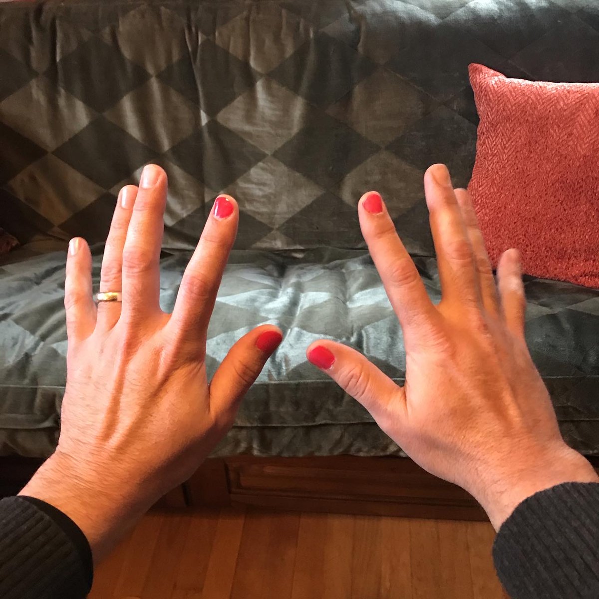 jggj's tweet photo. My rather sloppy attempt to create a reminder not to touch my face. #redfingers #covid_19 #passiton #DONTtouchYOURface https://t.co/MiRoYHf1IO