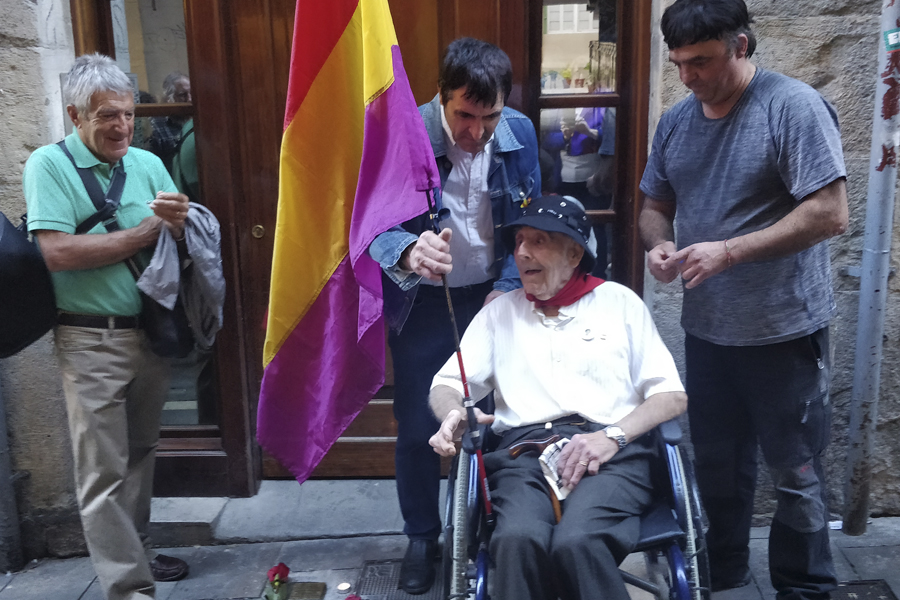 Ha fallecido Valeriano Rebolledo, fundador de la Asociación y buscador incansable de los restos de su padre y de su tío. El tesón y el dolor juntos en un hombre, La Internacional y el ¡Viva la República! siempre en su boca y la sonrisa cómplice mientras levantaba el puño.