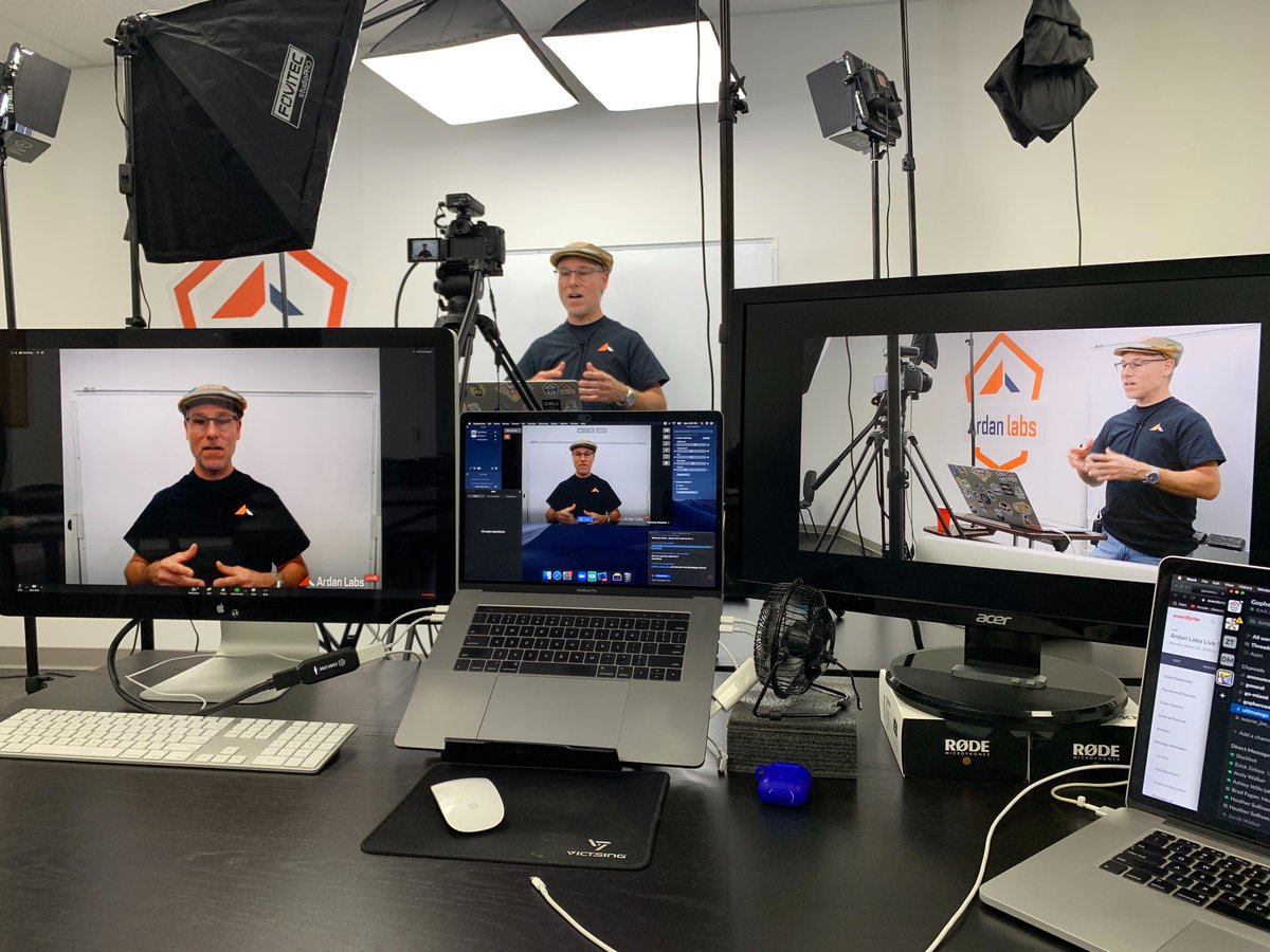 ErickZelaya's tweet photo. Live with @goinggodotnet, using some new lighting equipment as well. Happy with the setup we have now. https://t.co/CUodFcIbQ8
