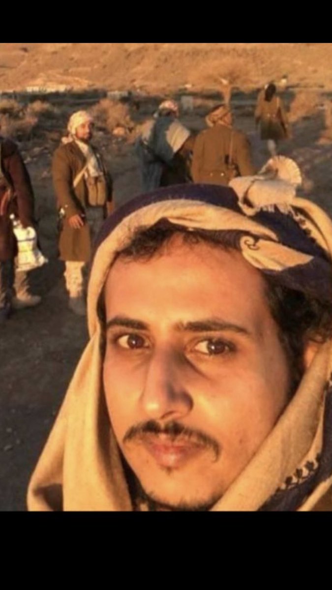 قل للدخيل الهاشمي المعتدي
..........سمعاً وإنصاتاً لمحكم مقصدي

إني أنا اليمني هذي سحنتي
..........كتبت تجاعيدي حروف المسندِ

إني أنا اليمني واسمع لهجةً
...........ولدت بمولدها الكلام الأبجدي

إني أنا اليمني قحطانٌ أبي
............بلقيس لي أمٌ وحمير والدي