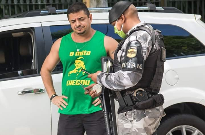 Veja a foto de um verdadeiro asno. Foi liderar a carreata a favor do bozo em Belém do Pará, com o carro com mais de vinte mil reais de multas. Vai voltar a pé pra deixar de ser imbecil.
#Bolsonaroacabou