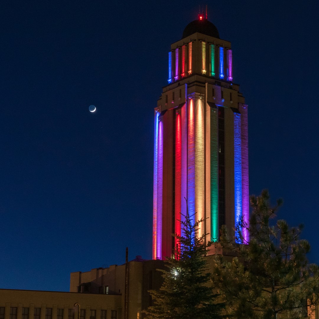 "Cette semaine, nous éclairons la Tour aux couleurs de l’arc-en-ciel, ce symbole qui devient un signe de ralliement. De cette façon, nous disons haut et fort notre solidarité et notre espoir. Ça va bien aller 🌈." 

- Guy Breton, recteur de l'<a href="/UMontreal/">Université de Montréal</a> 

(📸 : Amélie Philibert)