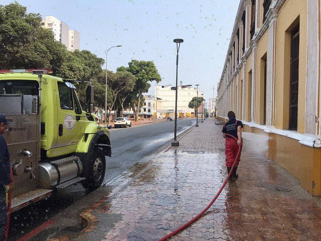centroculturalO's tweet photo. ¡GRACIAS! A nuestro cuerpo de @BomberosBGA y la @EmabEsp que mantienen más espacios limpios en la ciudad.
Reduciendo el riesgo de contagio del Covid-19 en nuestra amada Bucaramanga 
@AlcaldiaBGA 👏🏻
#quedateencasa https://t.co/VwZYOAw8Sx