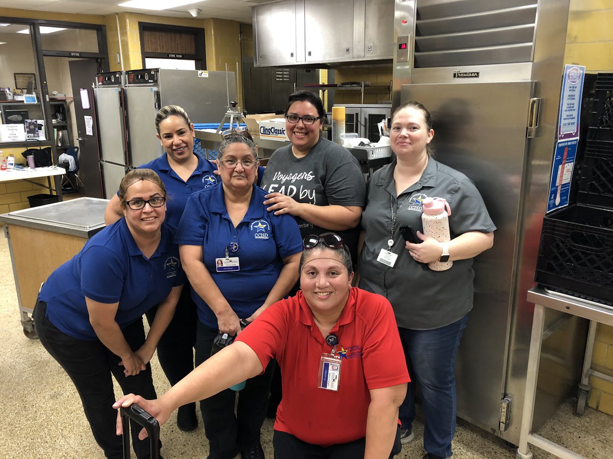 WeberElem's tweet photo. Shout out to the AMAZING food services team at Greene Elementary today! They served over 400 meals to @CCISD families! https://t.co/qxsPJvvHxI