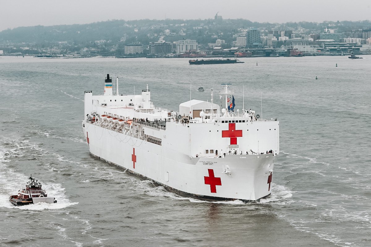 This morning, Maritime College alum Captain Tim Ferrie piloted the USNS Comfort into NY Harbor. #SUNYMaritime #MaritimeAlumni #USNSComfort #NYHarbor #AlumniAchievements #Alumni #MilitarySealiftCommand