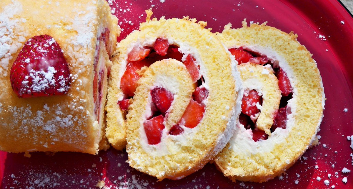 MerveilleusesR's tweet photo. GO découvrir ma recette de roulé aux fraises avec un goût juste sublimissime ! C'est trop bon : https://t.co/w6oszk17wE  #CONFINEMENTJOUR15 https://t.co/3eZ3KrCSRL