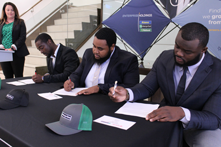 APSUJobs4Govs's tweet photo. We ��working with our Elite Sponsor @ERAC_MidTN! Did you know Enterprise hires Govs every year as Management Trainees? Learn more during our first Virtual Career Fair on #Jobs4Govs.
📅April 22
⏰10 a.m. - 6 p.m.
📍Login to Jobs4Govs
#austinpeay #careerfair #govsgodigital https://t.co/lUwPDUfJEc