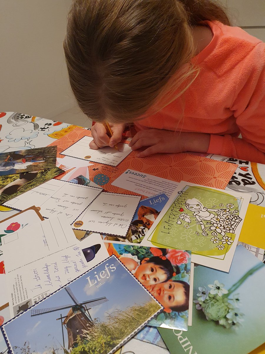 Samen met onze dochter kaartjes geschreven om naar t verzorgingshuis te brengen. Zomaar... #doeeenslief