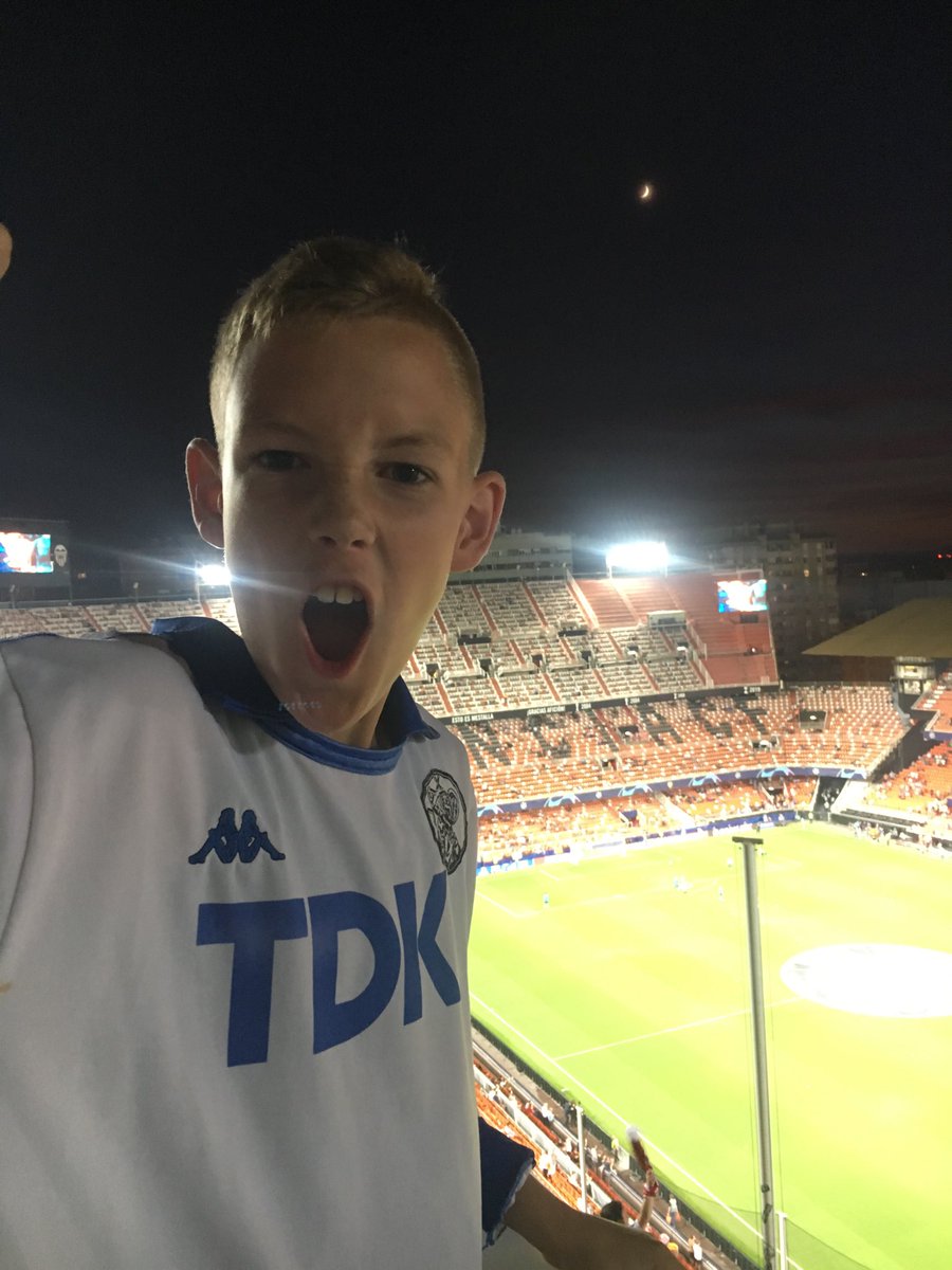 nagenod's tweet photo. Legendarische Avond in Valencia in even even zo’n mooi shirt #voetbalshirtchallenge #Ajax https://t.co/jujErt6lTw