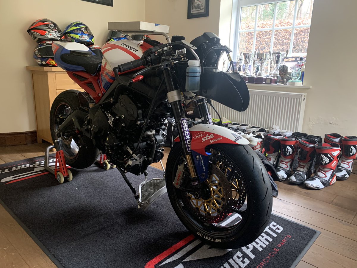 Gary_Johnson69's tweet photo. No racing for a bit... but now got plenty of time for the prep work ๐โโ๏ธ๐จโ๐ง
#maxtonsuspension #suomy #suomyhelmets #metzeler #triumph #reactiveparts https://t.co/WIOk08k0jT