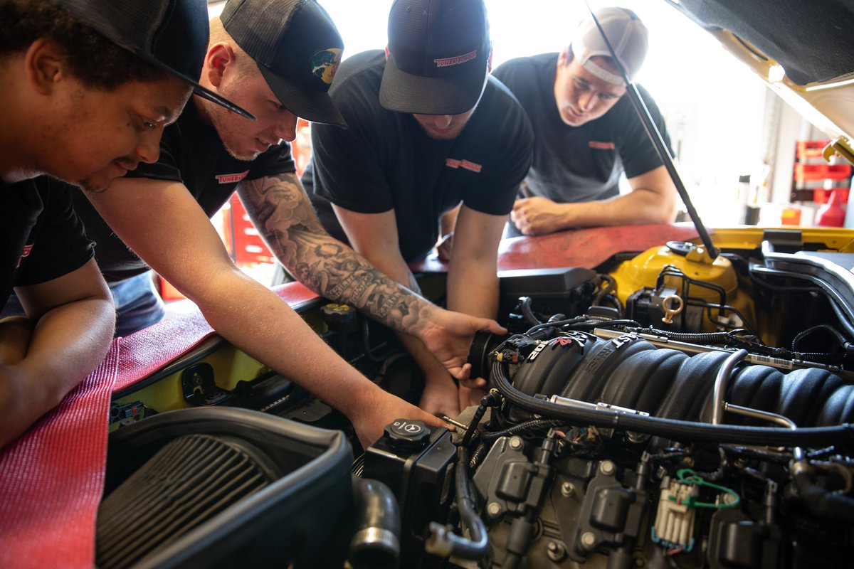 TunerSchool's tweet image. Wrapping up supercharger installs today! team Yellow Camaro and team Mustang installed ProChargers, while team black Camaro installed a Whipple. Who do you think will pick up the most power? 🔥
#hennessey #hennesseyperformance #tunerschool #enginebay #shell #carschool