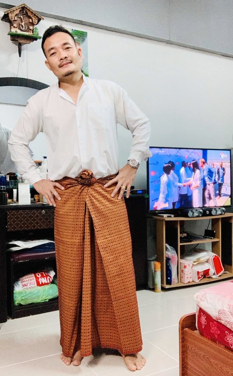JoKyaw4's tweet photo. အိမ္မွာေနတဲ့ ဦးပံုစံနဲ႔
အျပင္သြားတဲ့ ဦးပံုစံ baby https://t.co/t7m7Ny5vOx