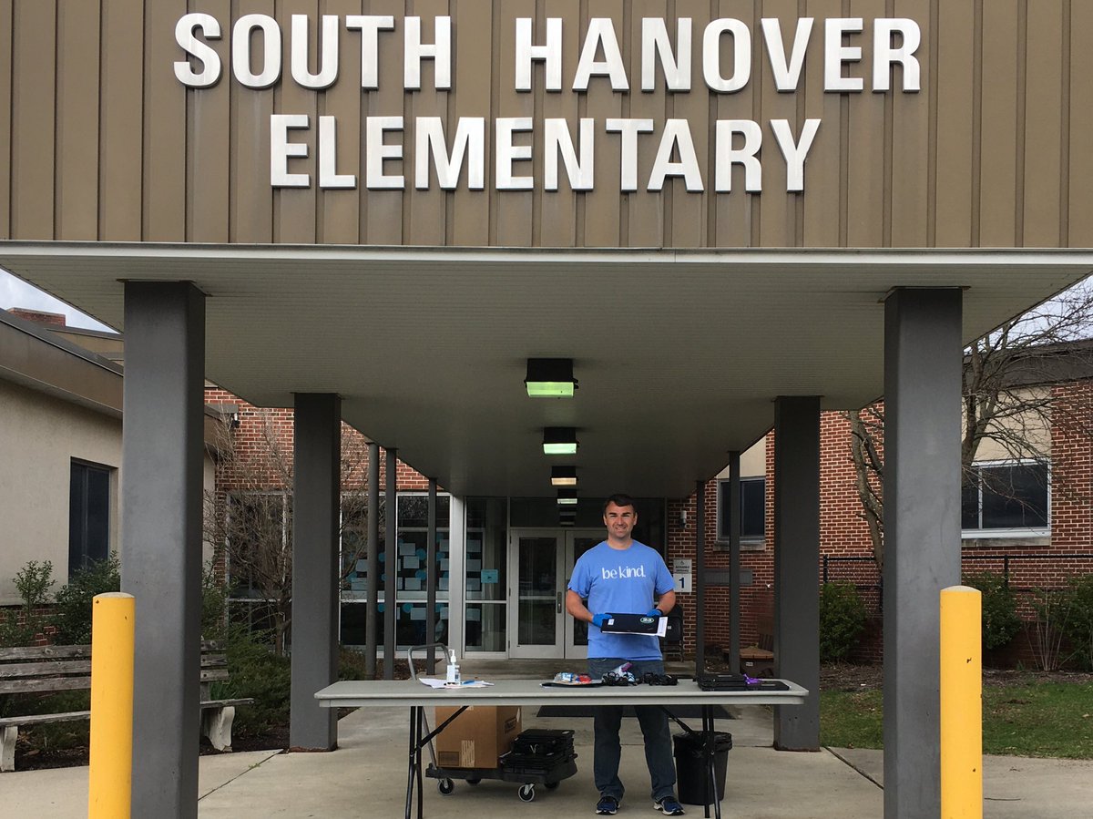 SteveSchoessler's tweet photo. Virtual spirit day - Positive Vibes
Wearing my Be Kind shirt while passing out laptops for our students as we start more online learning. #LDspirit https://t.co/sj6Fc4aRjK