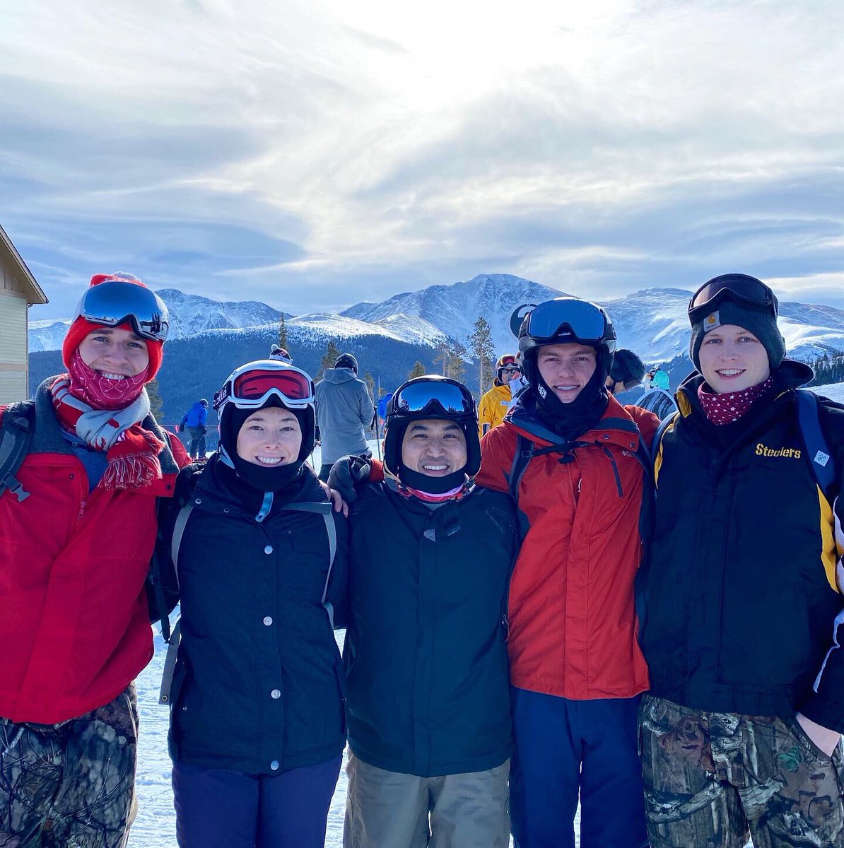 MandersonUA's tweet photo. Last month, our Case Team traveled to Denver, Colorado to participate in the annual Race &amp; Case competition. ⛷After presenting their impressive deliverable to @homeadvisor, our multi-talented students hit the slopes for part ✌🏼 of the competition. #EmbraceTheCase https://t.co/y8kEeqpOwY