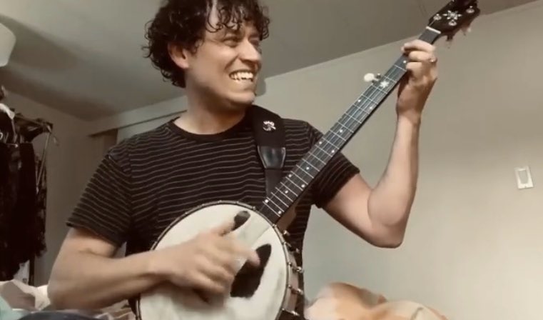 shredkelly's tweet image. This week @SmashingPumpkin released ‘Disarm’ 26 years ago. SP asked fans to cover and post the song to their socials. Listen to Tim cover the iconic track with his banjo while in isolation at home here: bit.ly/3dLKJhB 
#disarmyouwithasmile #stayhome