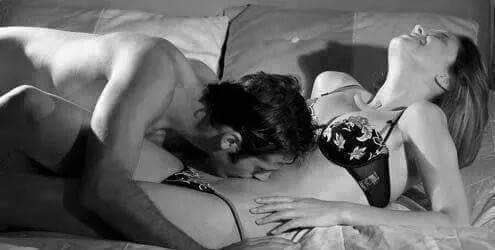 لا أتستطيع مقاومتها أبدآ عندما اضع لساني على اكثر منطقه تخدر أعصابها .. 
أعشقك يلعن شكلك