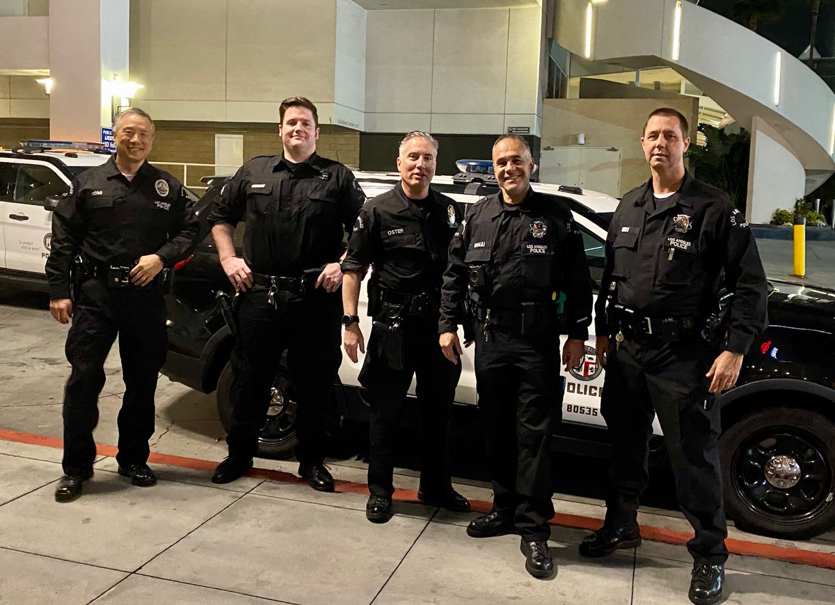 laprf_org's tweet photo. Everyday heroes! Daily #LAPD Reserve Police Officers are going above &amp; beyond during the Pandemic. These Officers leave the safety of their home, kiss there love ones goodbye and head out To Protect and to Serve. Please follow the #SaferAtHome guidelines to help keep us all safe. https://t.co/ByrZ8AtTwf