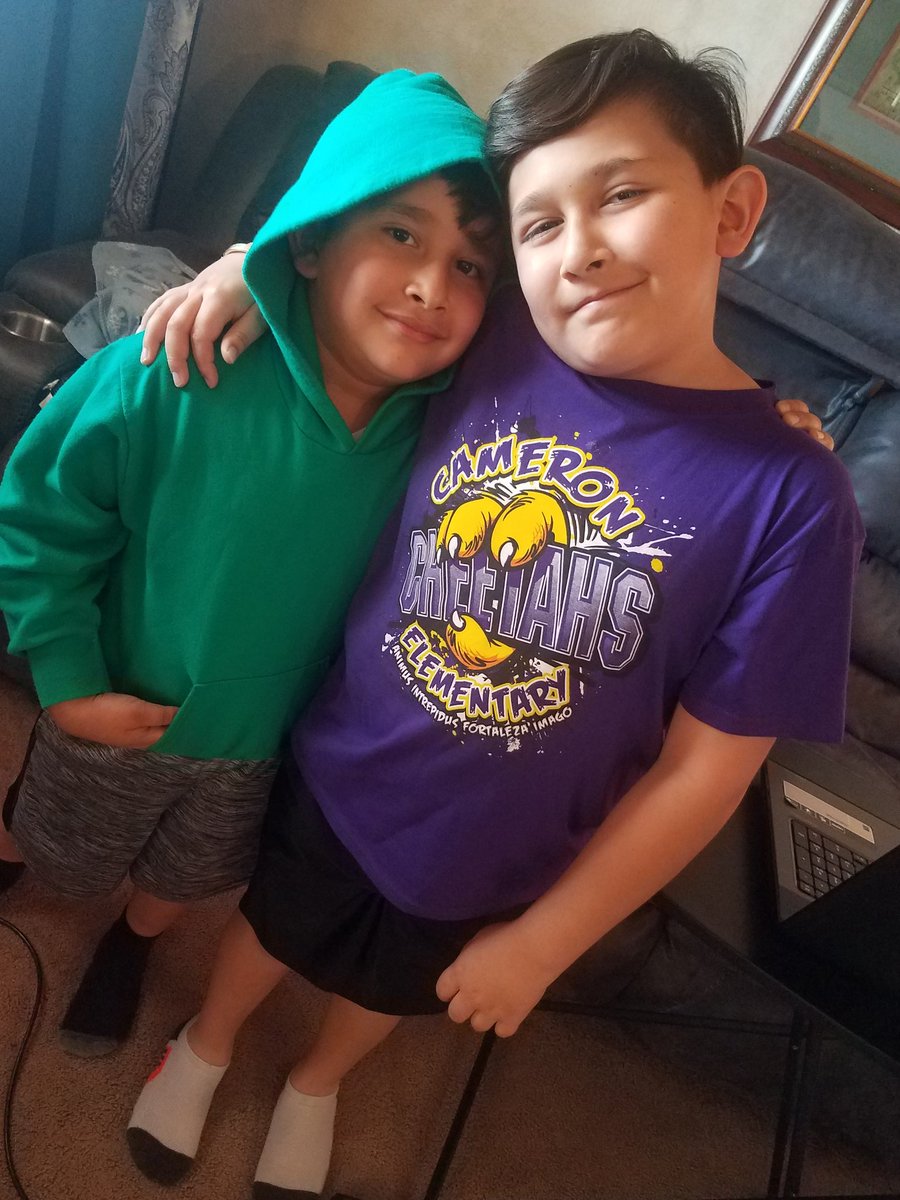 BriceidaG12's tweet photo. 5th and 2nd grade
Spirit week
@counselorroy 
#itsacameronthing https://t.co/T9gX3YOrk3