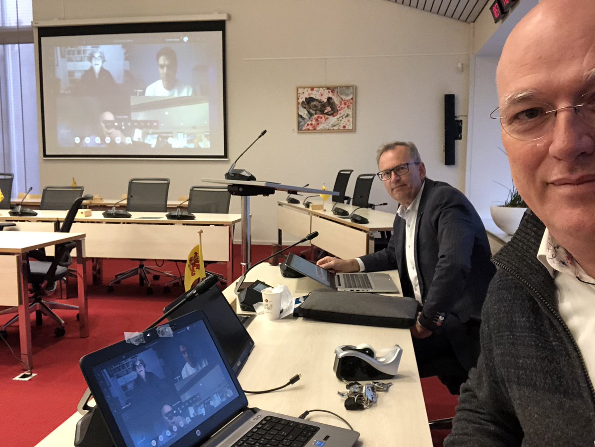 Zo een lege raadzaal is even wennen. Alleen de commissievoorzitter en griffier zijn aanwezig. De overige raadsleden vergaderen mee vanaf huis en dat werkt wel. Zie teylingen.tv voor de live uitzending van De cie Welzijn.