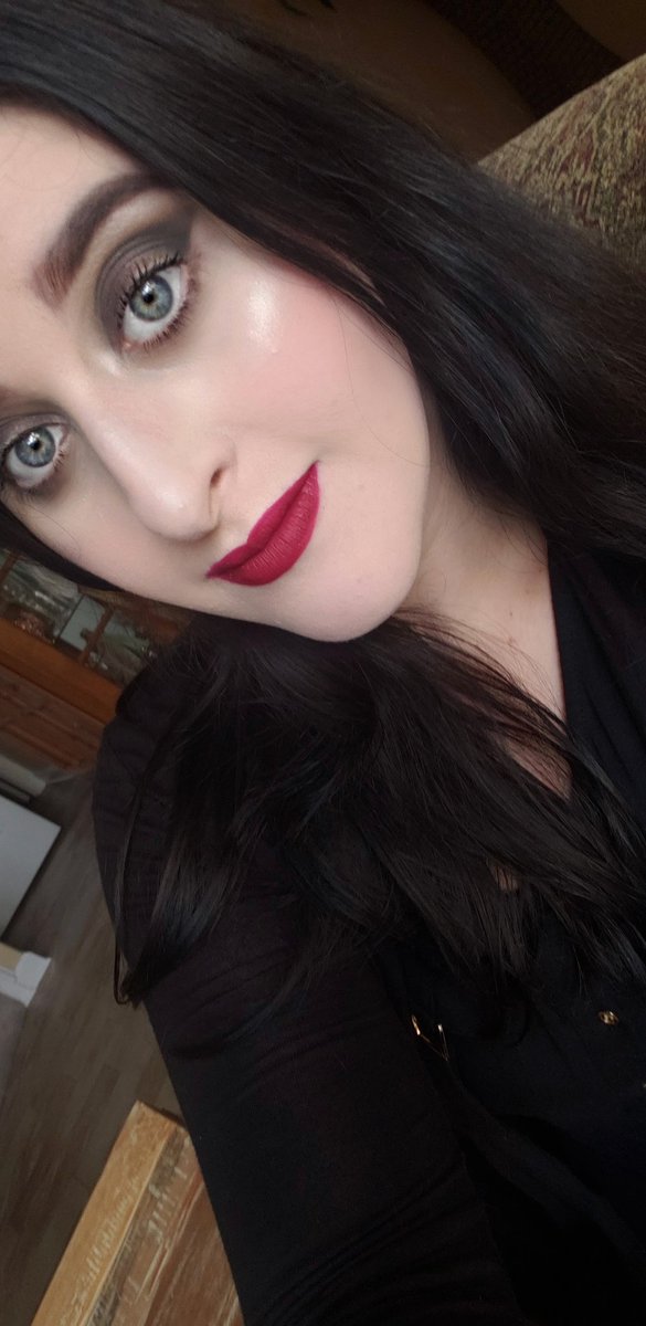 PrincessBrieMUA's tweet photo. I can't do a look today. I'm extremely depressed and just can't bring myself to it.

So here's an old look to somewhat compensate using @JeffreeStar's Alien palettrle and Hi, How Are Ya? VLL.

Is there anything you'd like to see me do tomorrow? Colors, character, etc. https://t.co/szjgQyM8x6