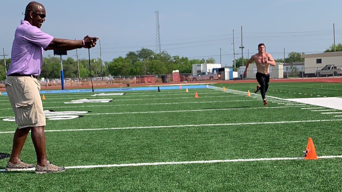 InsideTheLeague's tweet photo. Ex-#Falcons scout Bruce Plummer holds the watch as #ULL LB Jacques Boudreaux (@JockBossBomber) runs the 40 in our 1st ITL-assisted pro day of the wk. @ 6112/223, 4.59 40/4.26 SS! @CavignacSports #NFLDraft2020 https://t.co/Wmzt5le1uY