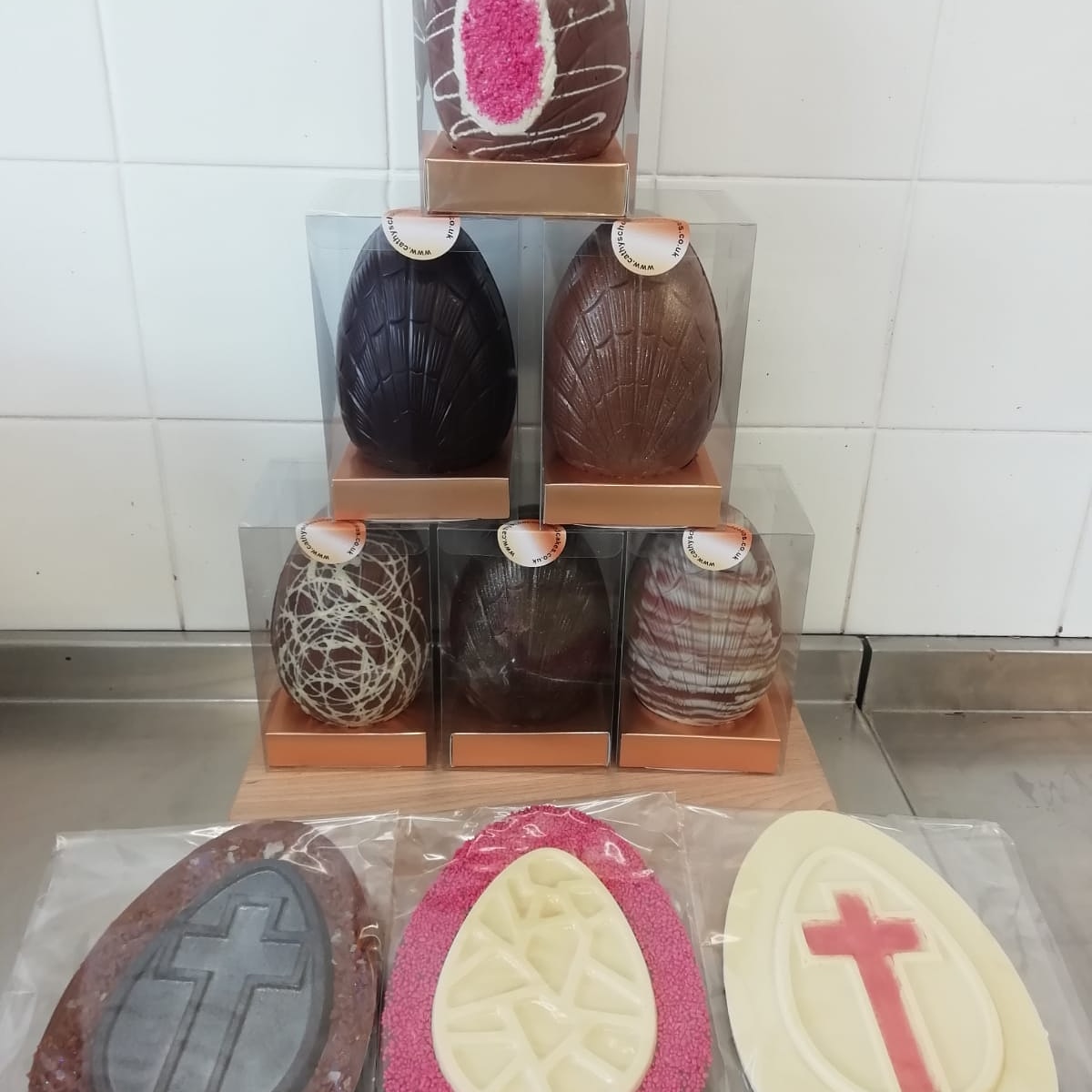 As a small local independent business we are still able to post out both normal Easter Eggs &amp; our flat plaques
#artisan #handmade #handtempered #chocolate #local #buylocal #glutenfree #nutfree #vegan #nopalmoil #newarkontrent #notts #rural #easter #eastereggs #essentialeastereggs