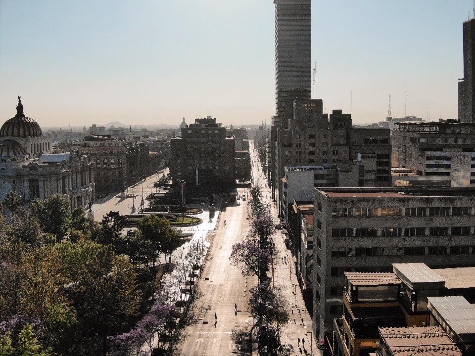 vivedigital's tweet photo. Así luce la Ciudad de México desde las alturas durante el aislamiento social https://t.co/DH5a7KZ5d6 https://t.co/sXlqdtHsyg