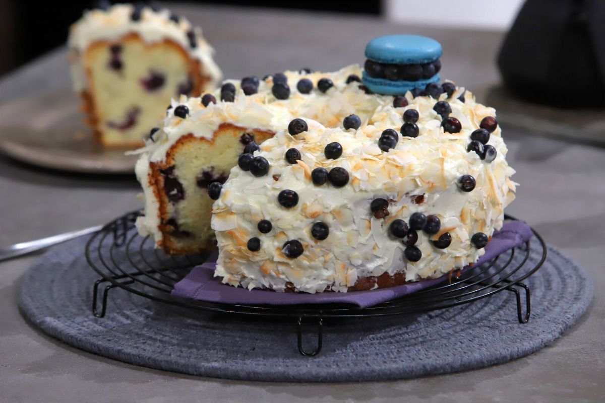 elgourmet's tweet photo. Una combinación de sabores que hace de este pastel un postre muy especial. #LaPasteleríaDeMauricioAsta https://t.co/TnrpwcL9Q9 https://t.co/mDdkAgfrU9