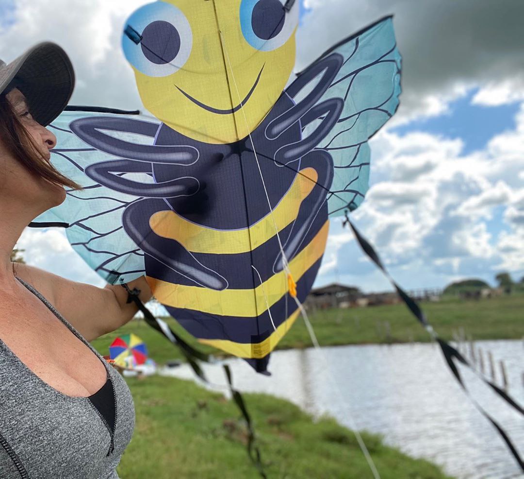 flyxkites's tweet photo. We appreciate you guys tagging us on your #kiteflying pics 🤘 Love to @angelabretas_photography for this pic, feat. one of our #bee kites 💞 Don't forget to tag us @flyxkites and use #xkites #flyxkites #windnsun for a chance to be featured! 💞 #socialdistancing #socialisolation https://t.co/ma2yjzdUN2