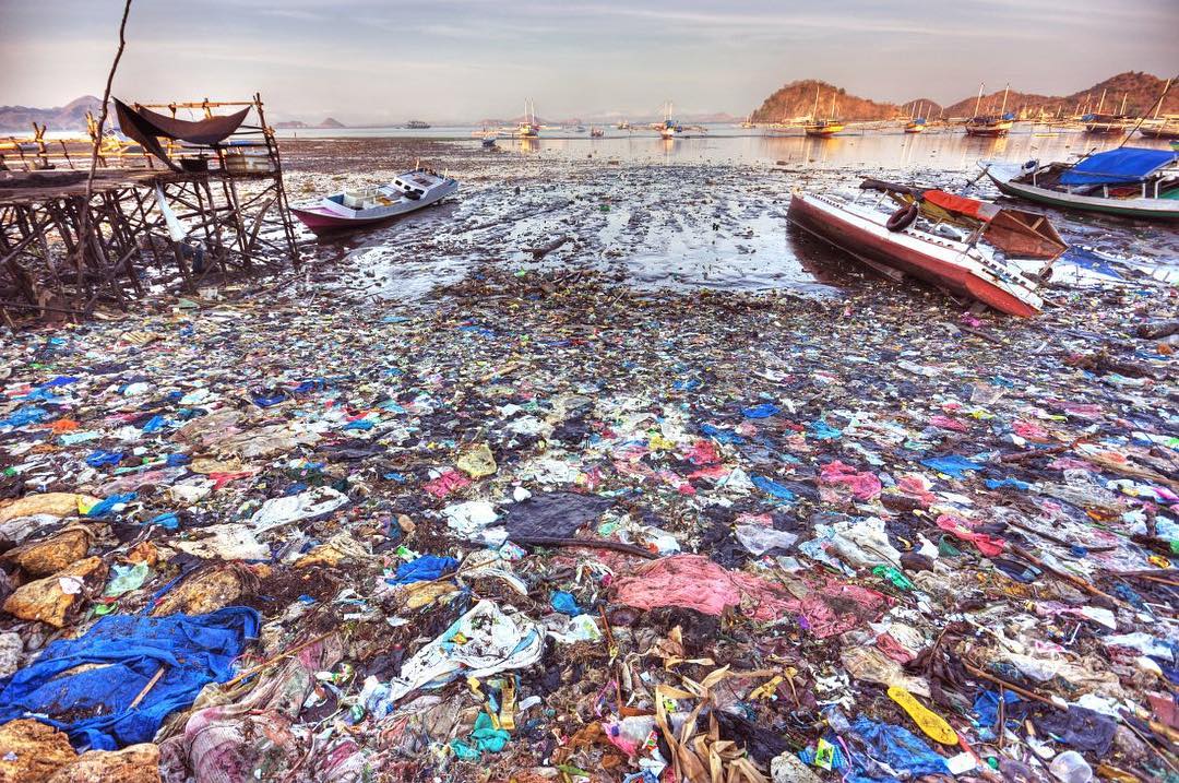 No_PlasticWaste's tweet image. Our appetite for plastic is almost limitless but the planet’s ability to absorb it is not.

Plastics need to be designed to stay in the economy so that our beaches don't end up looking like this.

It's time to build a #CircularEconomy for a future with #NoPlasticWaste.