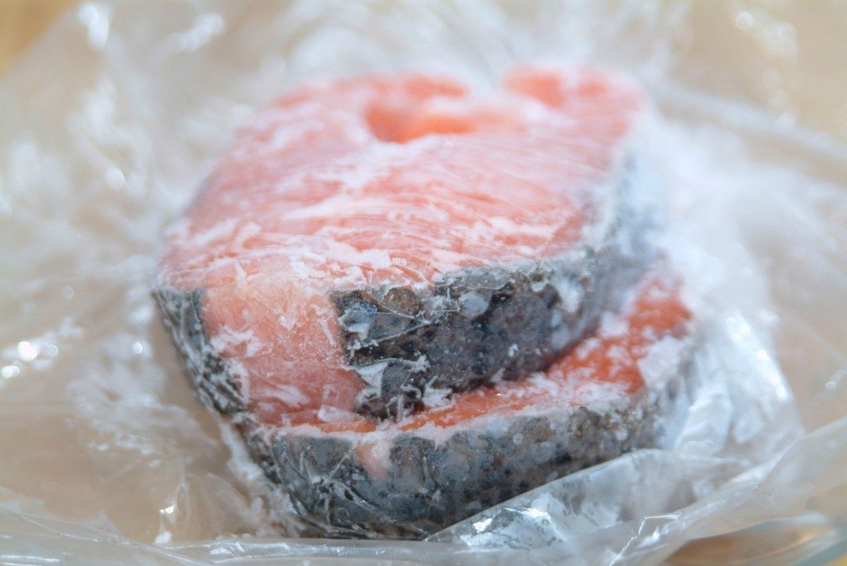 Почему нельзя размораживать. Frozen meat Fish. Frozen Salmon Fish. Прессованное мясо рыбы.