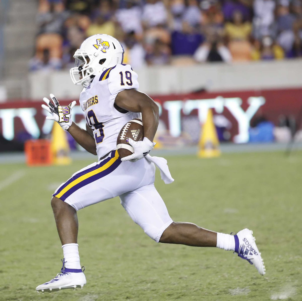 X_BmtTrey_X's tweet photo. After a great talk with Coach McDowell , I am extremely excited and grateful to receive my first offer from PVAMU!!💯@mcdowell_bubba #thehill 💜💛💜💛 https://t.co/syqnF9T97i