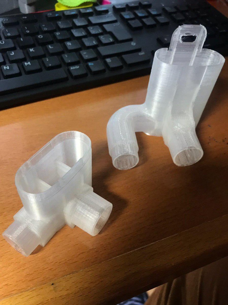 Frikidoctor's tweet image. Hoy he tenido la suerte de poder ayudar a coordinar la impresión de 50 conectores para que máscaras de buceo puedan ser utilizadas para ayudar a ventilar a pacientes con Covid-19. Dos personas lo han hecho posible, el @DrAlfonsoVidal y @NeoGeneration. ¡Muchas gracias a los dos!