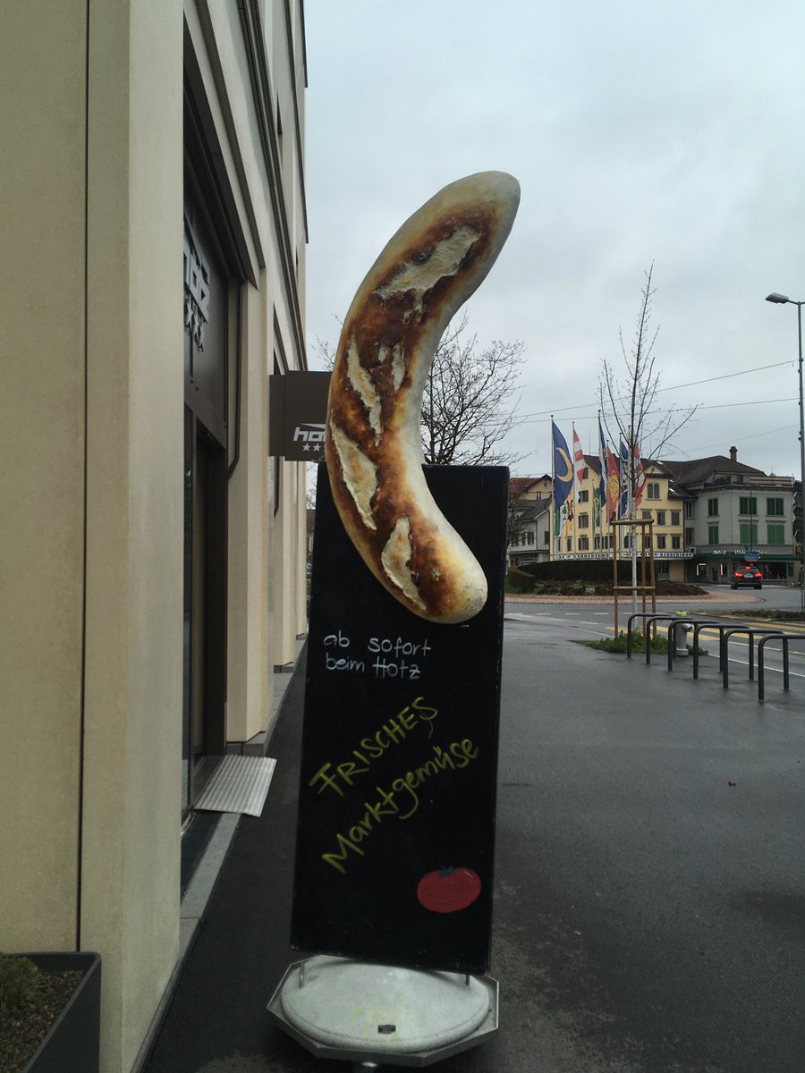 JullBTS's tweet photo. Unsere Merzgerei sattelt um... Nur: Bezieht sich das „frische Marktgemüse“ jetzt auf die Bratwurst oder die märzlichen Tomaten? 

Kleiner Tipp der Veganerin: Bleibt doch beim Schnitzel
#saisonalhochtausend 
#JullAtHome @JullTwit https://t.co/xEfRS682cv