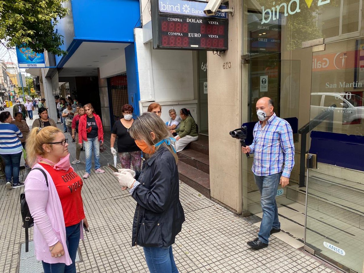 cisneros_tuc's tweet photo. Quiero agradecer a todos los dirigentes, a los y las voluntarias de la @BancariaTucuman por ayudar en la desinfección, organización  y colaboración en los cajeros automáticos para evitar aglomeraciones. 
Entre todos podemos cuidarnos. #QuedateEnCasa https://t.co/N3fb94PSfR
