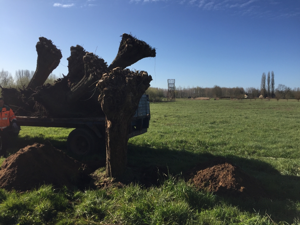 MaritOverbeek's tweet photo. In het Brabantse Sint-Oedenrode bouwt m'n schoonfamilie rustig voort aan hun bewonersinitiatief, toevallig (?) ook een brug: https://t.co/iOQOYEOjtU Die knoopt wandelroutes aan elkaar tot een landschappelijk fraai ommetje. Op foto 1 ziet buurtbewoner &amp; @RijksBM goedkeurend toe😊 https://t.co/dQVM5yYuEV