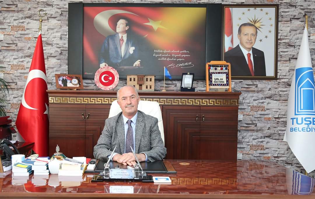 tusbabeltr's tweet photo. Tuşba Belediye Başkanımız Salih Akman, Sayın Cumhurbaşkanımız Recep Tayyip Erdoğan öncülüğünde başlatılan ‘Biz Bize Yeteriz Türkiyem’ kampanyasına 3 aylık maaşını bağışlayarak destek verdi. Haberin devamı:  https://t.co/ksIFgVMotT @RTErdogan @Salih_Akmann https://t.co/m50YAw9lbx