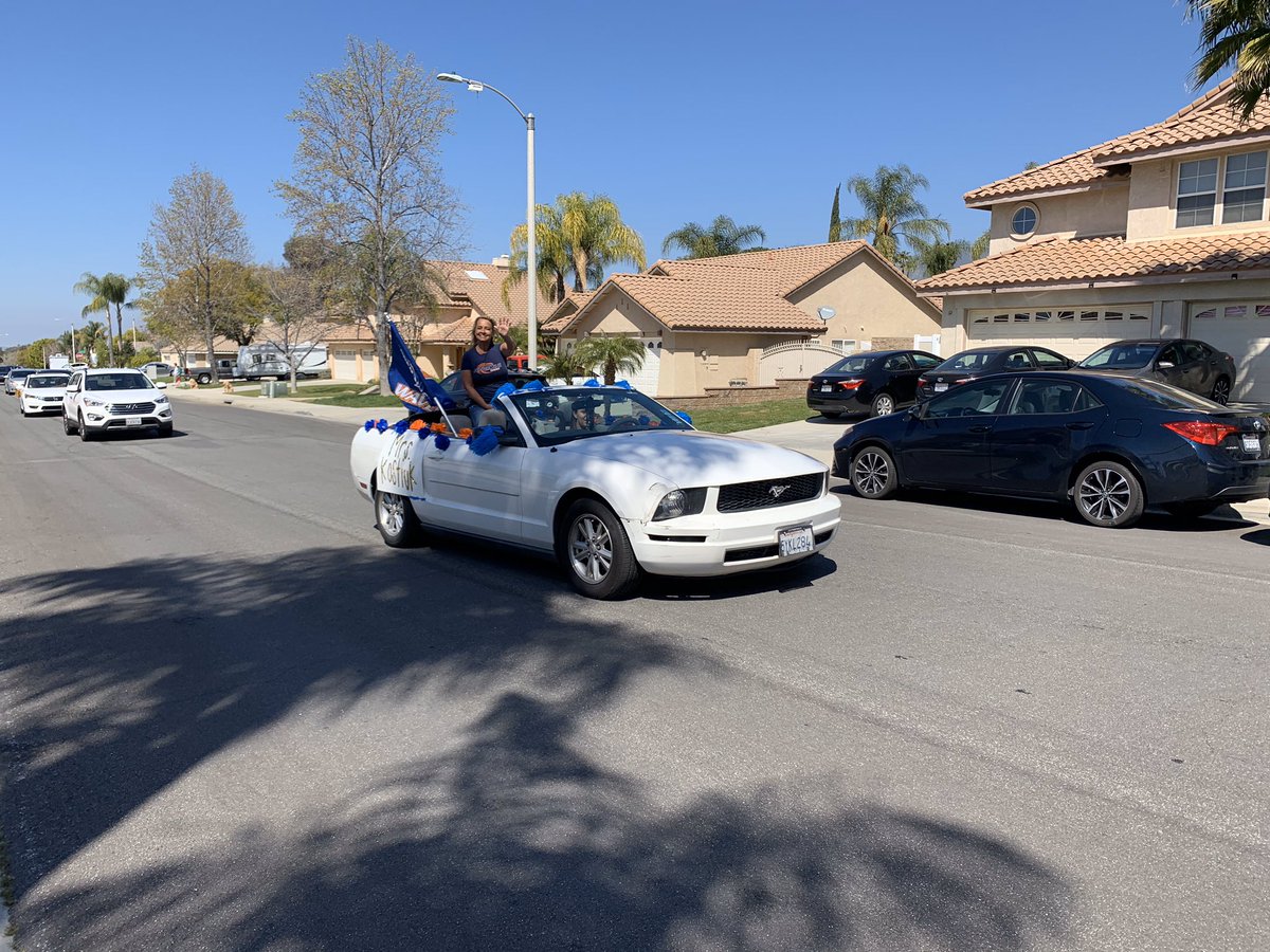 CramRUSD's tweet photo. Thank you families for participating in our Wave Parade today!! We miss you! #CramRocks #WeAreRUSD https://t.co/N7sPXo1hh3