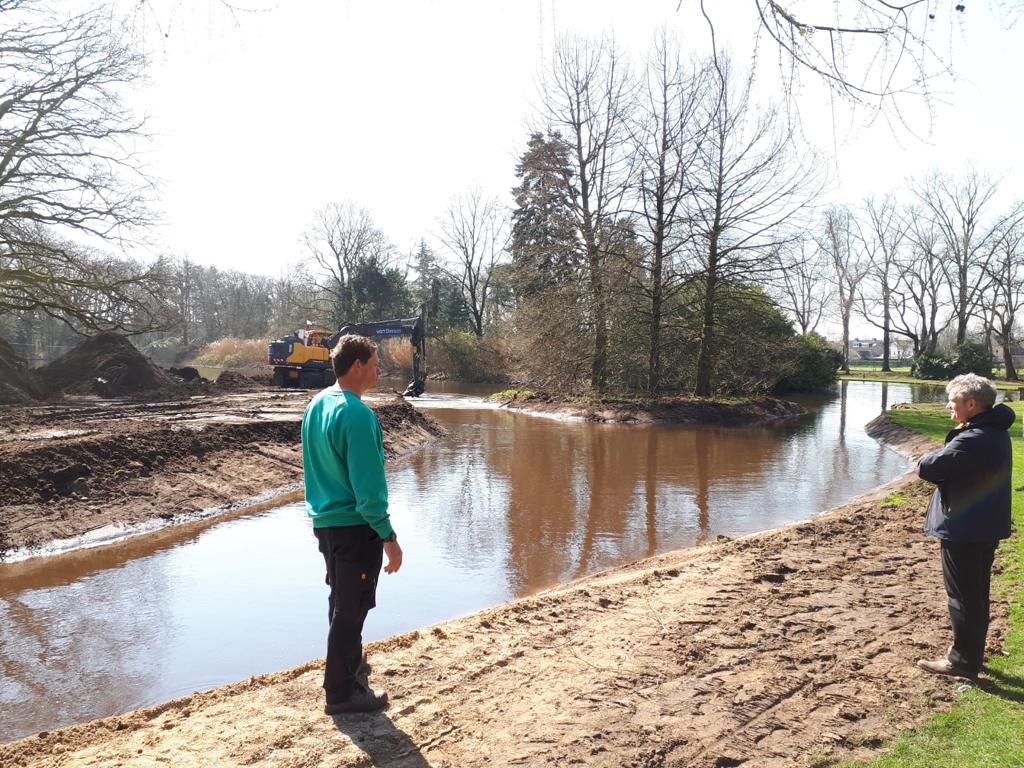 MaritOverbeek's tweet photo. In het Brabantse Sint-Oedenrode bouwt m'n schoonfamilie rustig voort aan hun bewonersinitiatief, toevallig (?) ook een brug: https://t.co/iOQOYEOjtU Die knoopt wandelroutes aan elkaar tot een landschappelijk fraai ommetje. Op foto 1 ziet buurtbewoner &amp; @RijksBM goedkeurend toe😊 https://t.co/dQVM5yYuEV