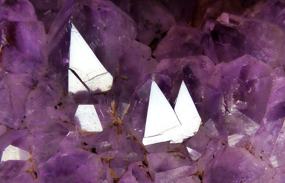 CountrysideBen's tweet photo. Day 5 of #Lockdownlens, and today I've found inspiration in a chunk of amethyst I had lying about the house. I love how it looks like you could cut yourself on that crystal sharpness.....but really you'd struggle 😉 https://t.co/RqLn0rPZOz