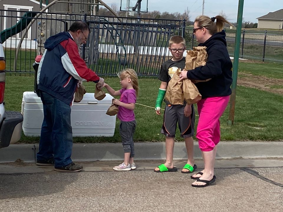 RenwickUSD267's tweet photo. Meal orders for the week of 4/6, please complete the form for your community below by noon 4/2.Please sign up each week to receive the meals.  #RenwickStrong

AES: https://t.co/xlWxwIq08N
CES: https://t.co/aFX6wycvyv
SMS: https://t.co/UUyoJWJbnP
GPE: https://t.co/HMmSbqX4Mk https://t.co/g5NIfDbX8a