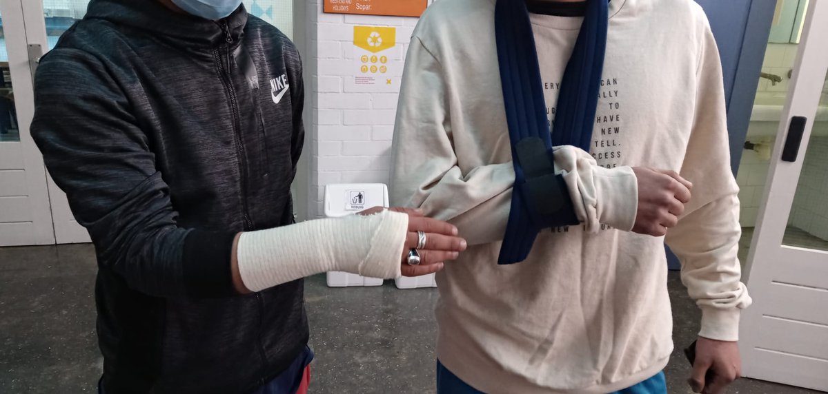 Els 2 companys de #TancadaXdretsGi que van ser detinguts ahir per <a href="/mossos/">Mossos</a> han estat posats en llibertat pel jutge amb càrrecs d desobediència. Han hagut de rebre assistència mèdica pels maltractaments de mossos durant la detenció. #ProuViolènciaPolicial #ProuRacismeInstitucional