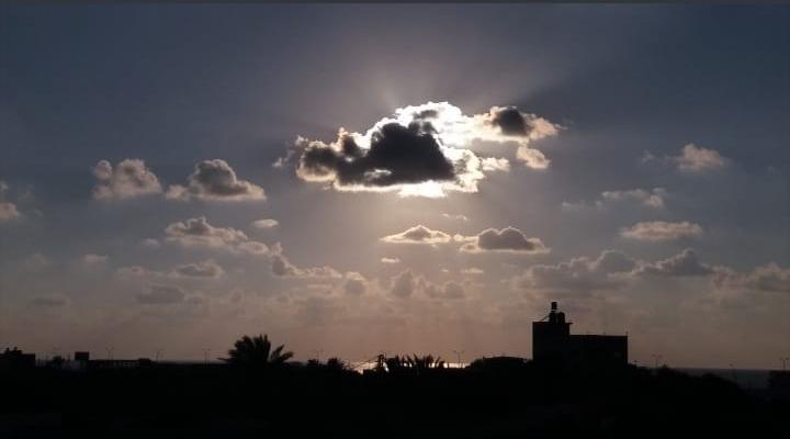 OlaBarakatt's tweet photo. Every cloud has a silver lining 
هادى مصطلح بالنجليزي معناه الحرفي انو كل سحابة فيها خط مضيء بس المعنى المقصود انو كل اشي سيء في بداخله اشي منيح.
{وَعَسَى أَنْ تَكْرَهُوا شَيْئًا وَهُوَ خَيْرٌ لَكُمْ} 
#ترجمة #مترجم #translator https://t.co/KrqiuAVxxt