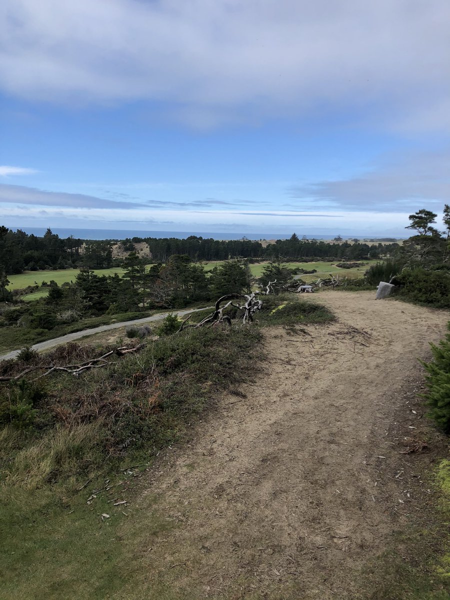 CoachWozniakTE's tweet photo. Can’t beat these year round views in Oregon! Took this photo almost 2 months ago and it was 60 and sunny out #OregonViews https://t.co/NcrFDjFdDD