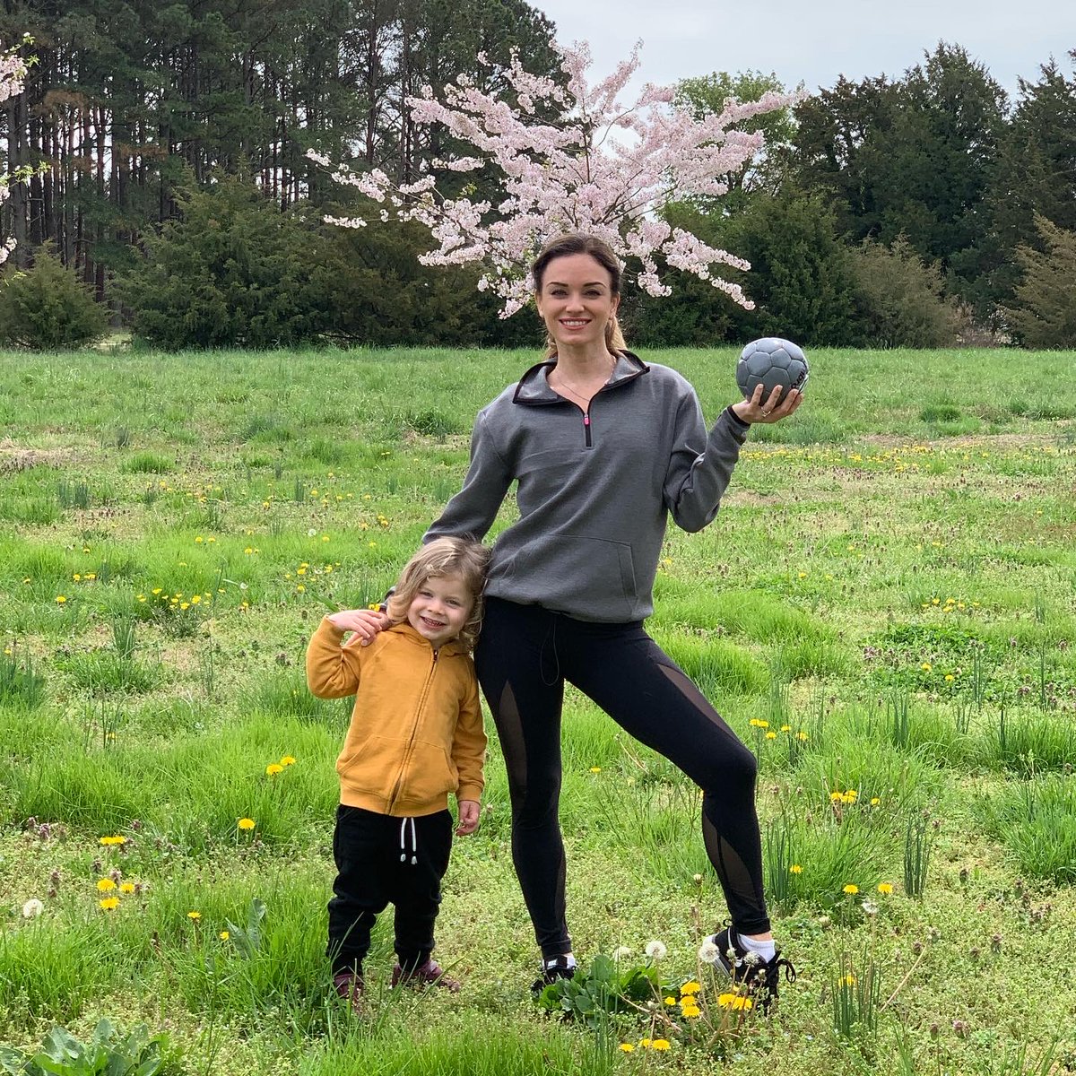 OGglobalPR's tweet image. Join us for a #Mommyandme #fitness session today at 5pm ET livestreamed on @olya_newyork Instagram. You can be solo, wear your infant, or play with your toddler/child while you #workout. All you need is a ball, a chair, and a mat. Mix of barre, yoga, and dance. #happyhourworkout
